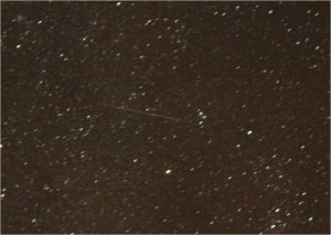 Ampliación de la región en la fotografía anterior, donde aparece el trazo dejado por el meteoro. Foto del autor.