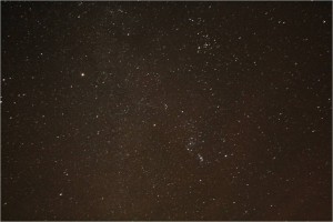 Una gemínida captada en diciembre de 2007. Debido a la duración de la exposición las estrellas aparecen como pequeños trazos, debido al movimiento aparente de la bóbeda celeste. Foto del autor.
