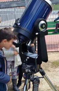 Niños contemplando el tránsito en Mendillorri.